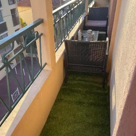 Proche De La
